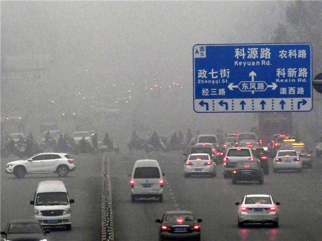 重磅！鄭州將取締馬路停車場 人行道禁設(shè)停泊位